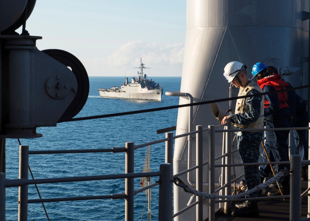 USS Bonhomme Richard's replenishment with USS Denver