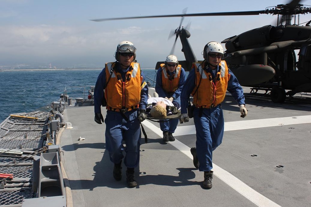 UH-60 delivers patient to JMSDF ship Murasame