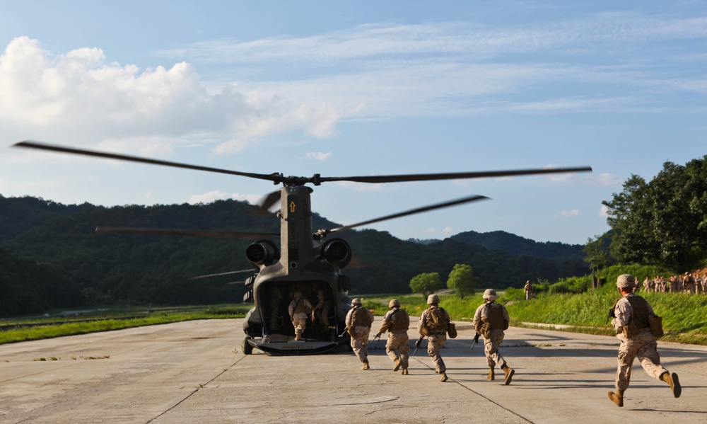 U.S. Marines, sailors, soldiers conduct joint helicopter training