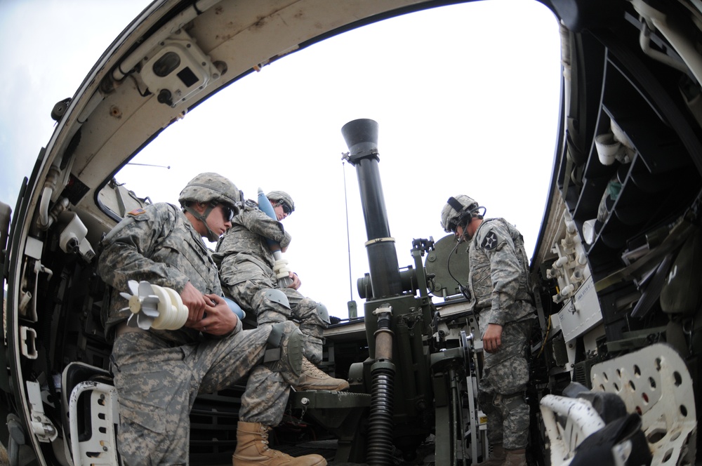 Combined mortar training between American and Japanese forces