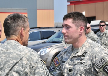 FORSCOM command team congratulates 725th EOD