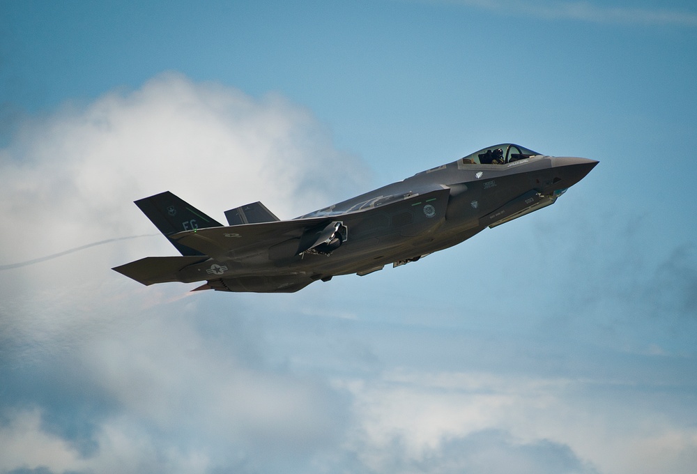 Hot pits keep F-35s flying