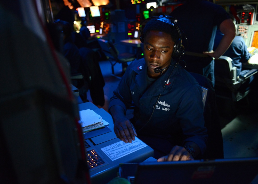 Combat information center aboard USS Gettysburg