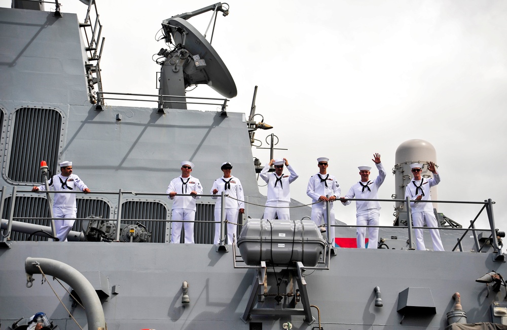 USS Hooper departs Pearl Harbor