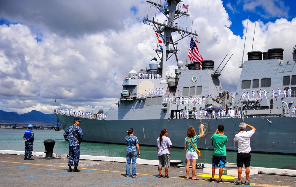 USS Hooper departs Pearl Harbor