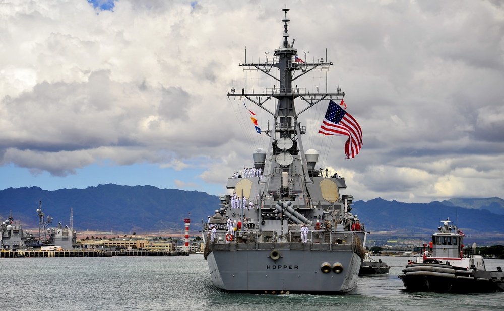 USS Hooper departs Pearl Harbor