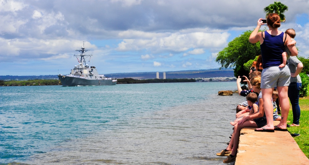 USS Hooper departs Pearl Harbor