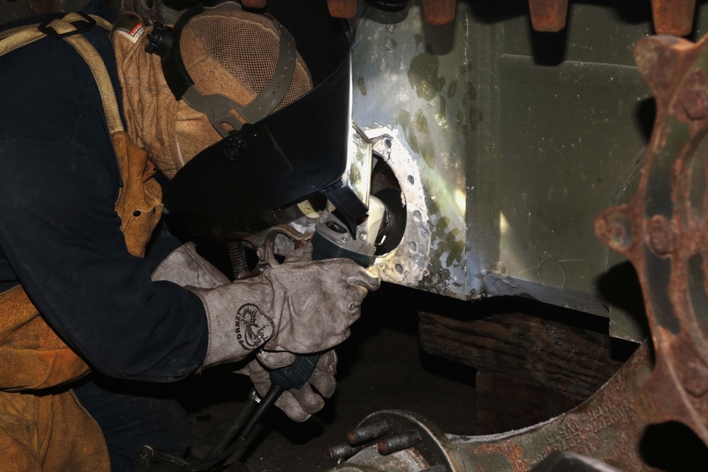 CLB-13 Marine keeps 13th MEU metal together