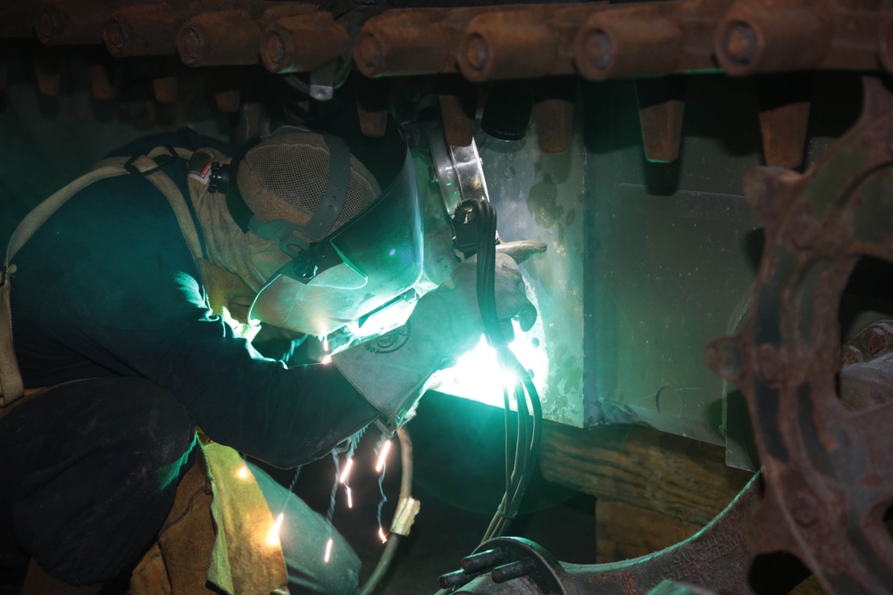 CLB-13 Marine keeps 13th MEU metal together