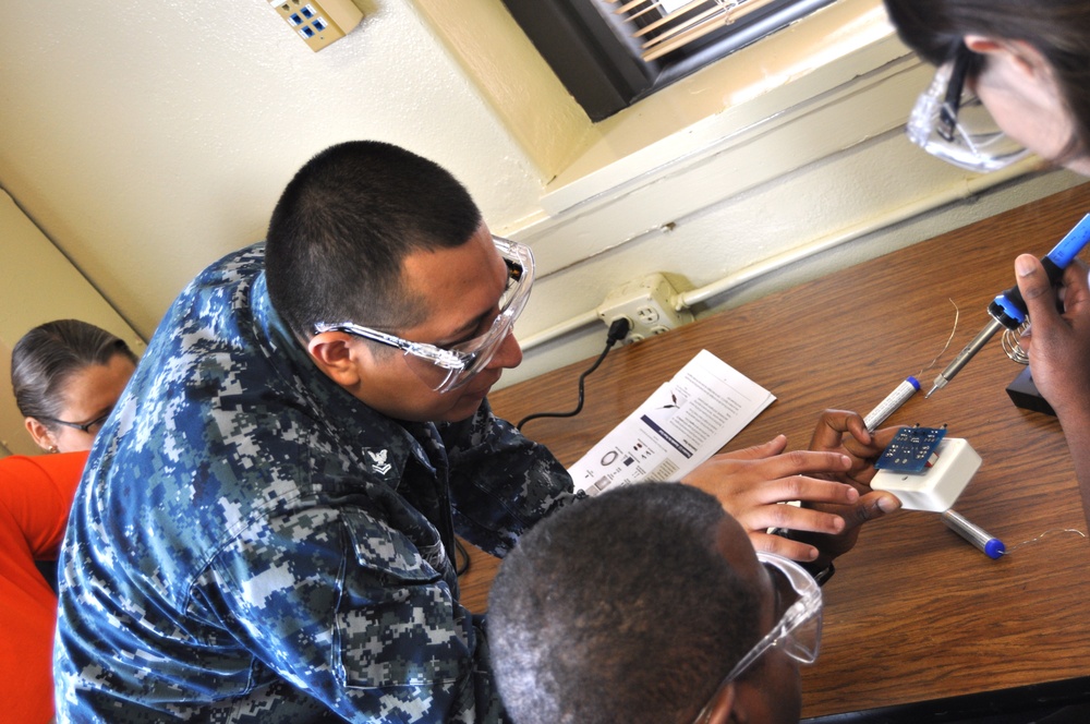 SeaPerch teaches teachers how to build underwater robots, raises STEM awareness