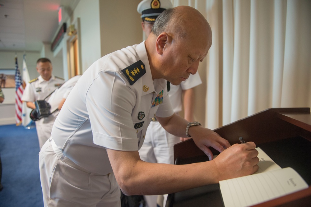 Chinese admiral visits Pentagon