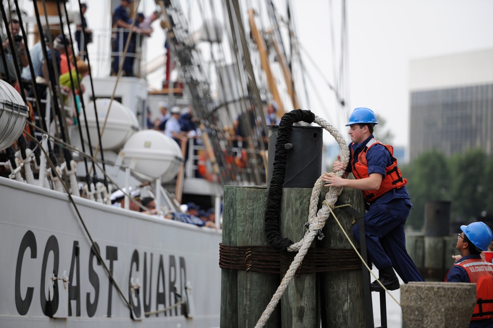 Coast Guard tall ship arrives in Portsmouth, Va.