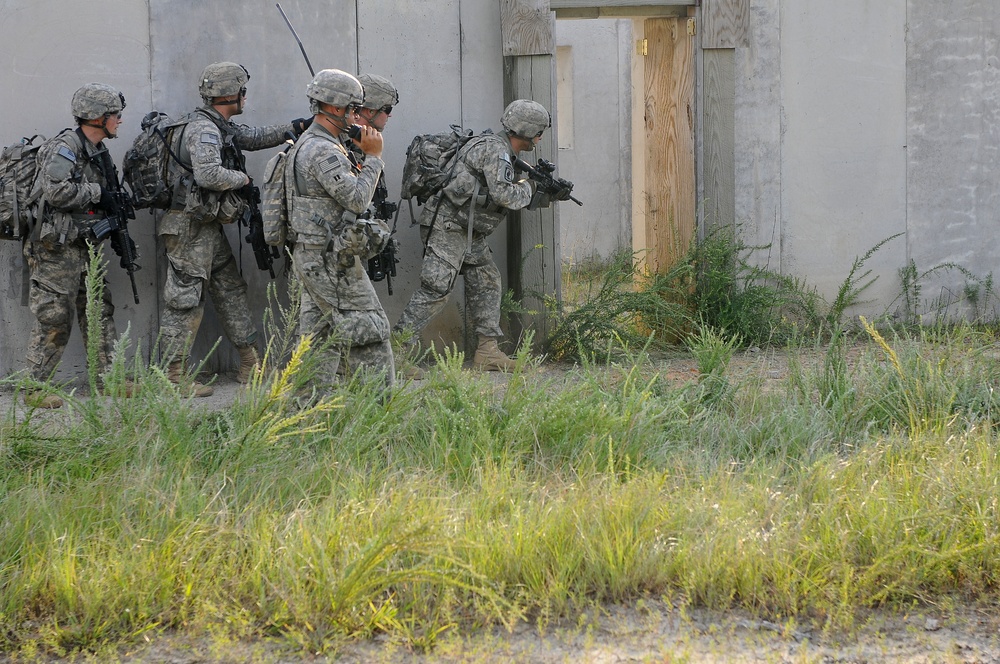 White Falcon paratroopers sharpen combat skills at ITC