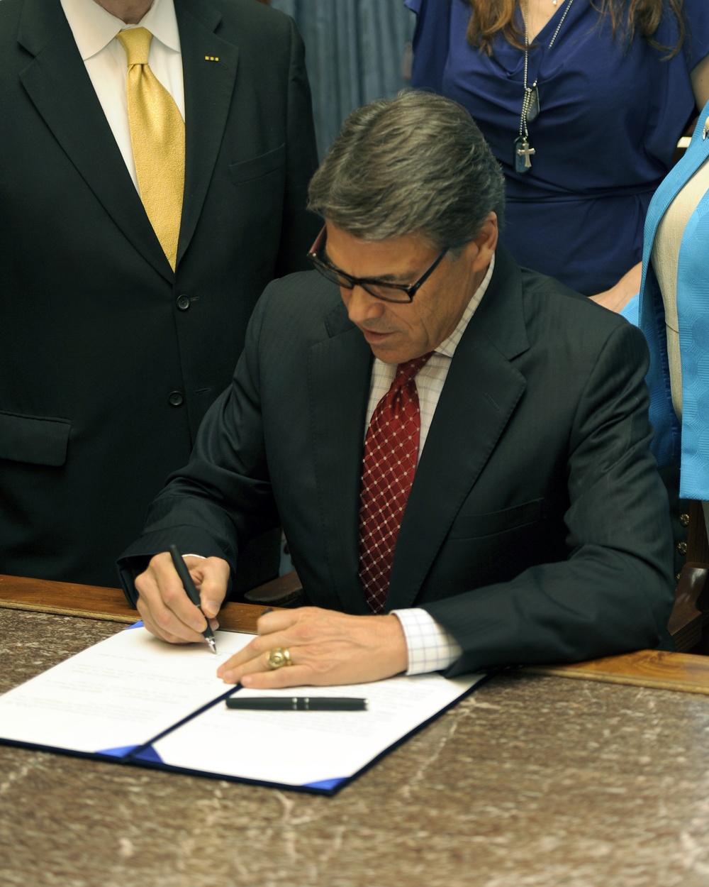 Perry signs 'Chris Kyle Bill,' allows military experience for Texas state licenses