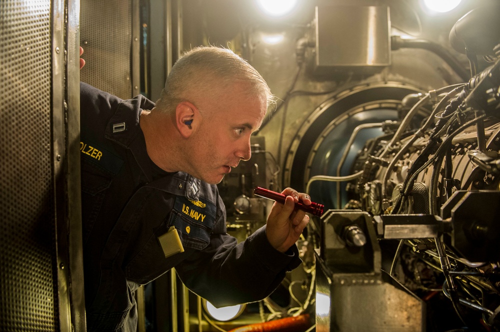 Examining a gas turbine engine