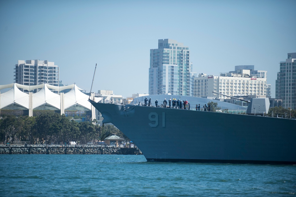 USS Pinckney transits San Diego Bay