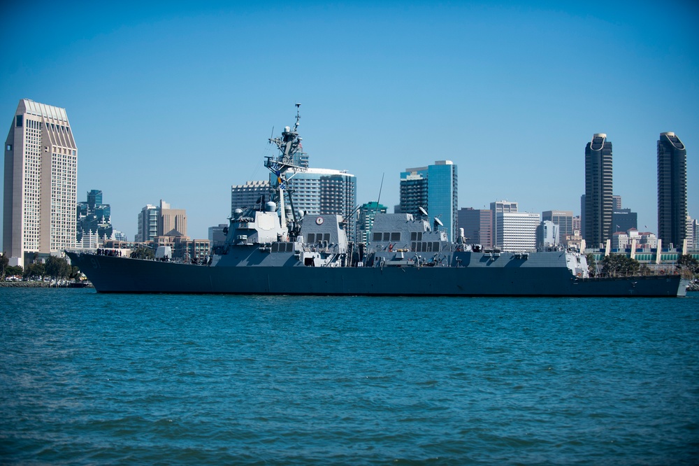 USS Pinckney transits San Diego Bay