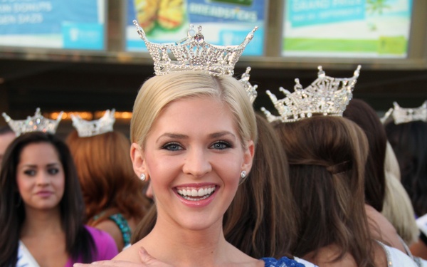 Crown the camo: Kansas National Guardsman competes in 2014 Miss America Pageant