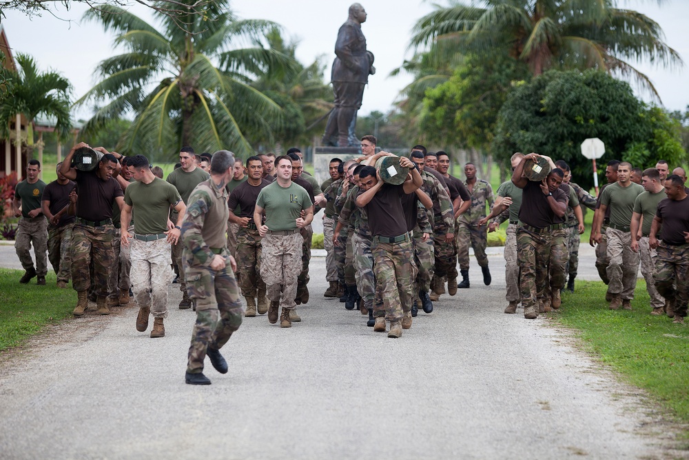 Militaries compete in log-run race