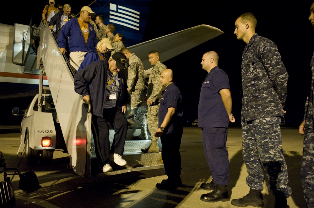 Vets receive warm welcome after D.C. visit