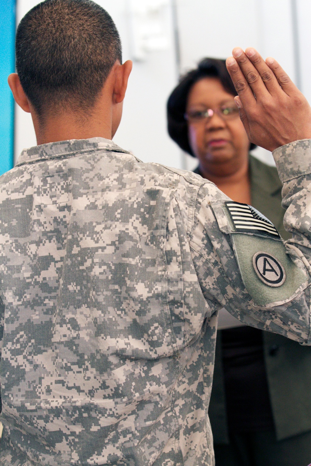 48th CSH Soldier becomes citizen