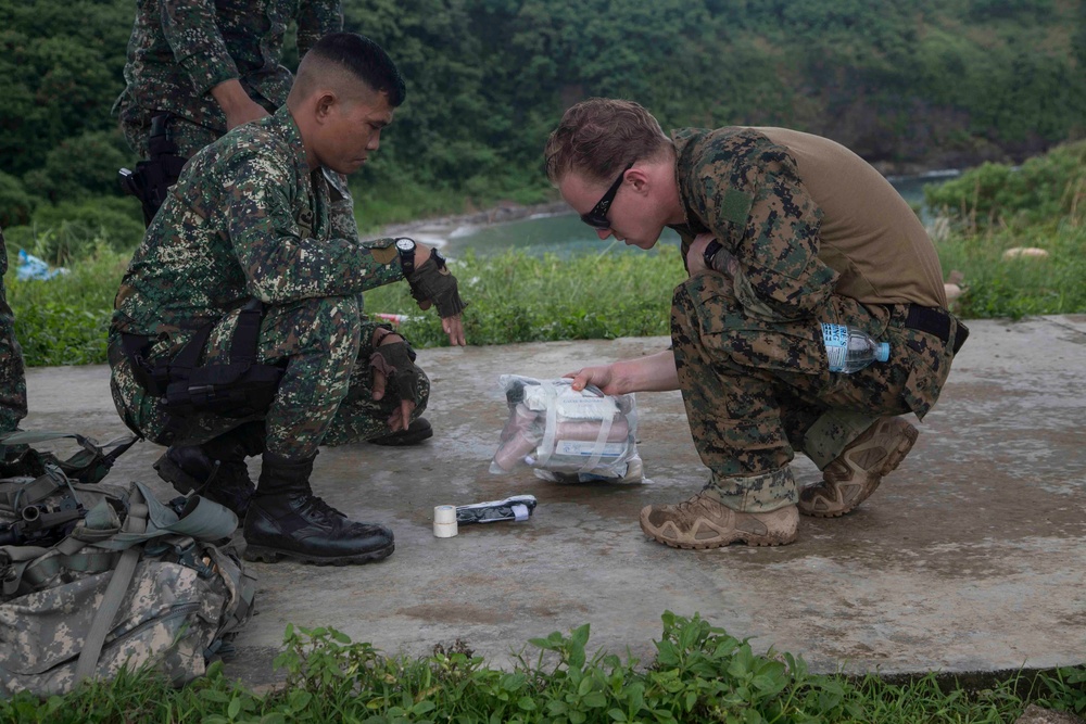 US Marines Conduct Medical Training with Philippine Marines