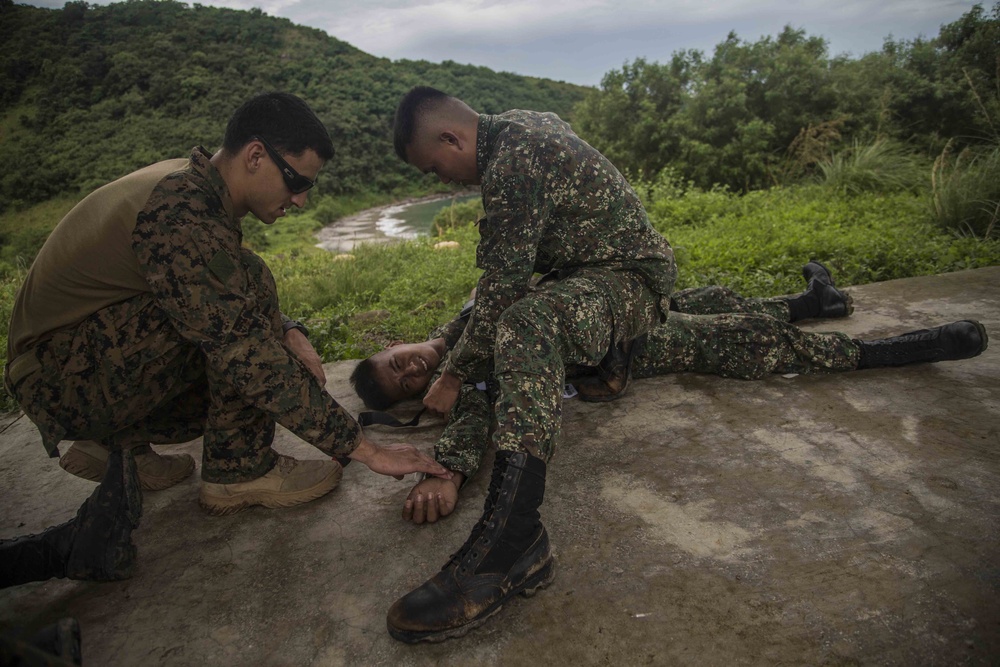 US Marines Conduct Medical Training with Philippine Marines