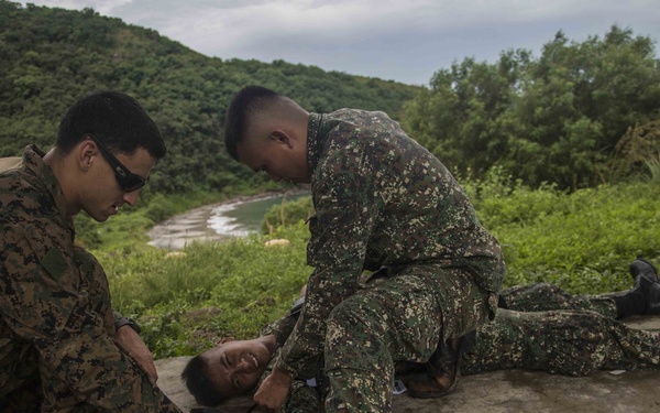 US Marines Conduct Medical Training with Philippine Marines