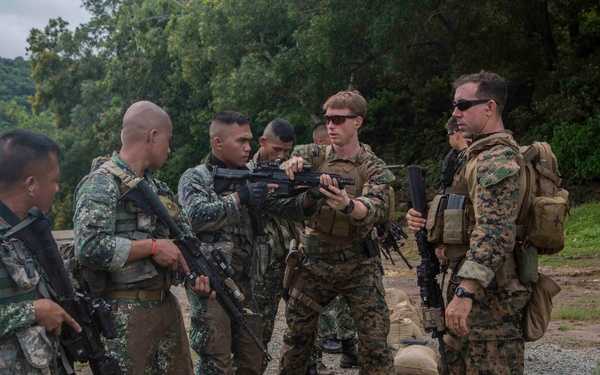 13th MEU Maritime Raid Force Trains Alongside Philippine Marines