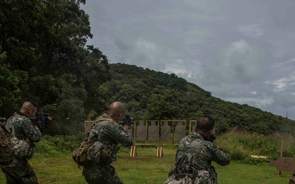 13th MEU Maritime Raid Force Trains Alongside Philippine Marines