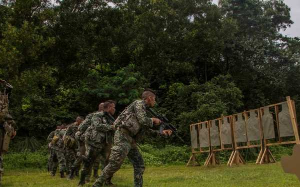 13th MEU Maritime Raid Force Trains Alongside Philippine Marines