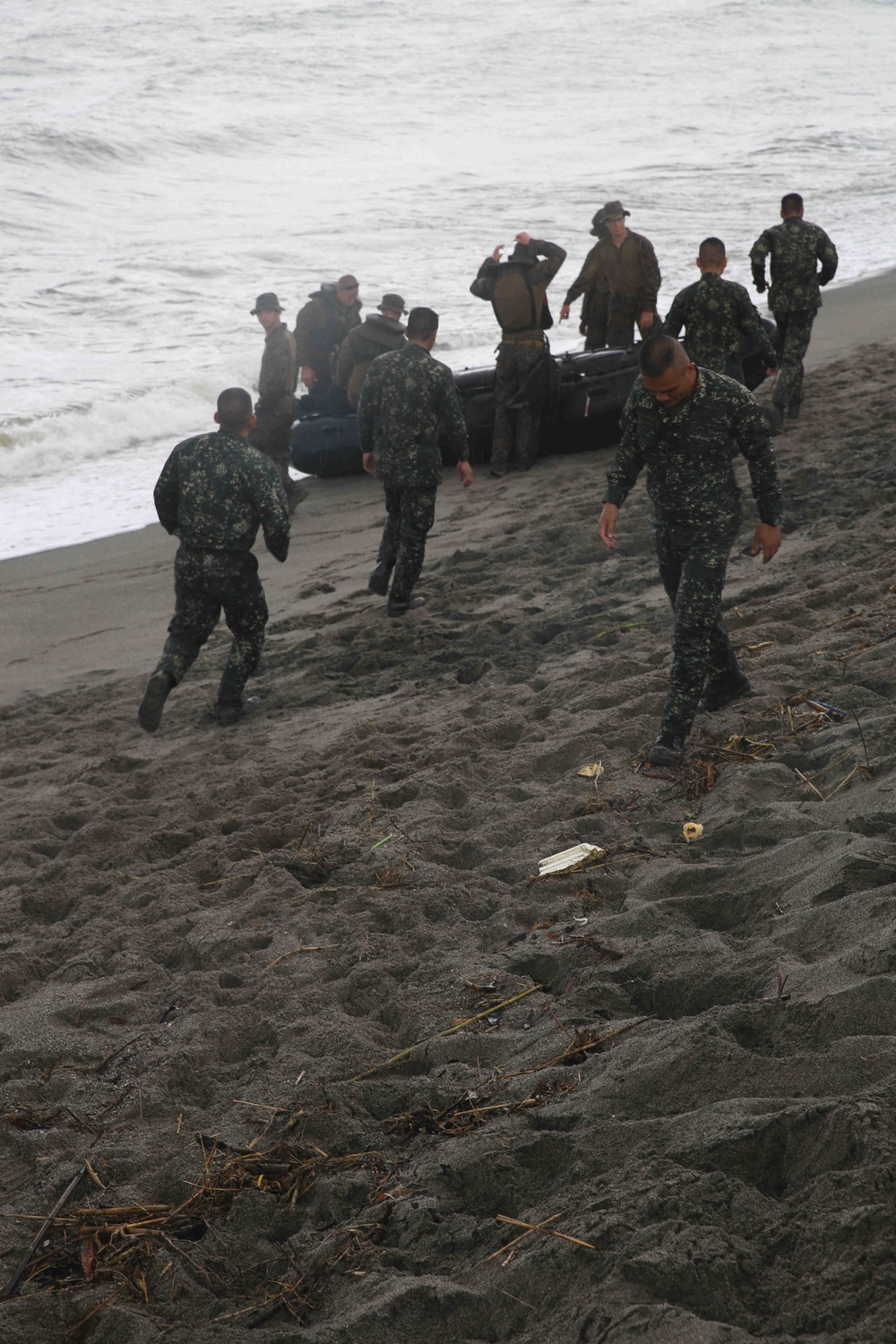 U.S. Marines Conduct Boat Training with Philippine Marines