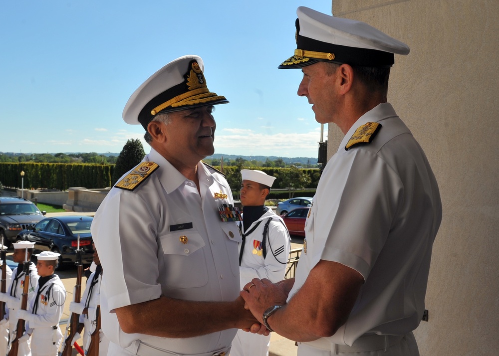 CNO Greenert hosts Pakistani admiral