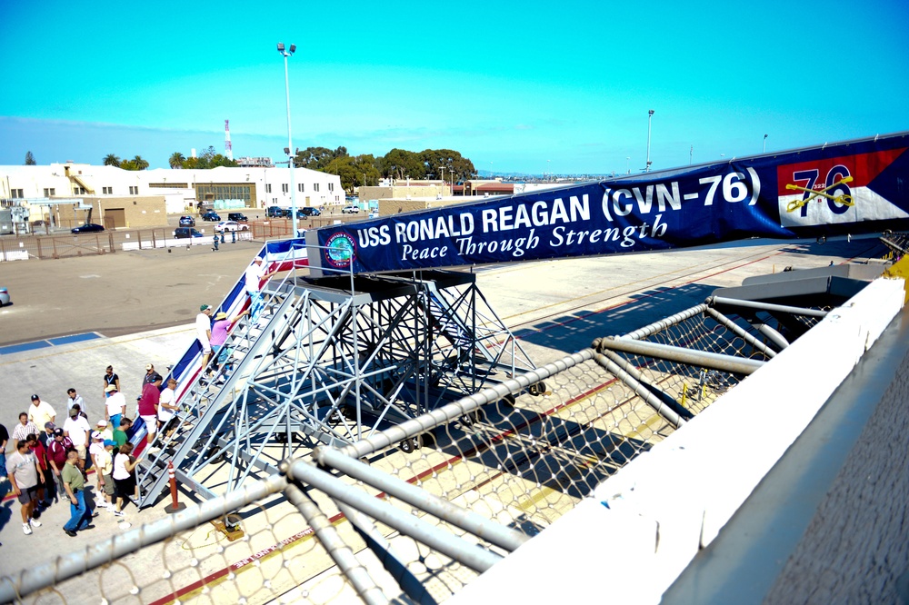 Guests visit USS Ronald Reagan (CVN 76) during Coronado Speed Festival