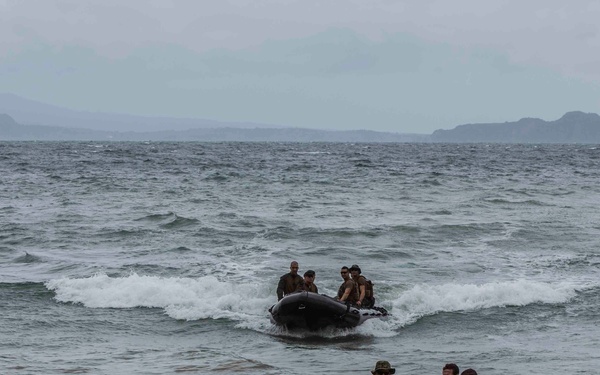 13th MEU Marines helocast with Philippine Marines