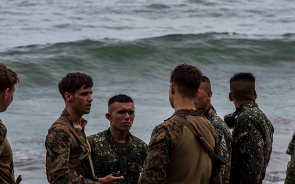 13th MEU Marines helocast with Philippine Marines