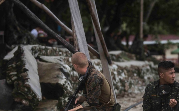 13th MEU Marines helocast with Philippine Marines