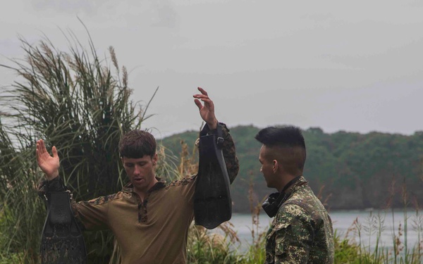 13th MEU Marines helocast with Philippine Marines