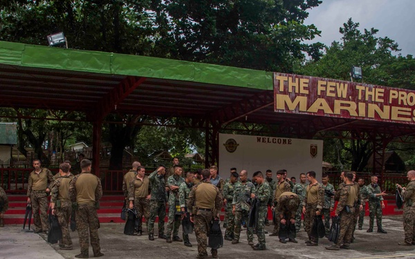 13th MEU Marines helocast with Philippine Marines