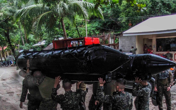 13th MEU Marines helocast with Philippine Marines