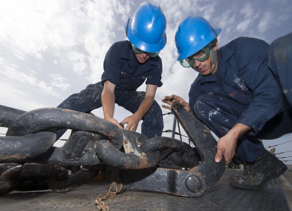 USS Mason sailors attach hook to anchor chain