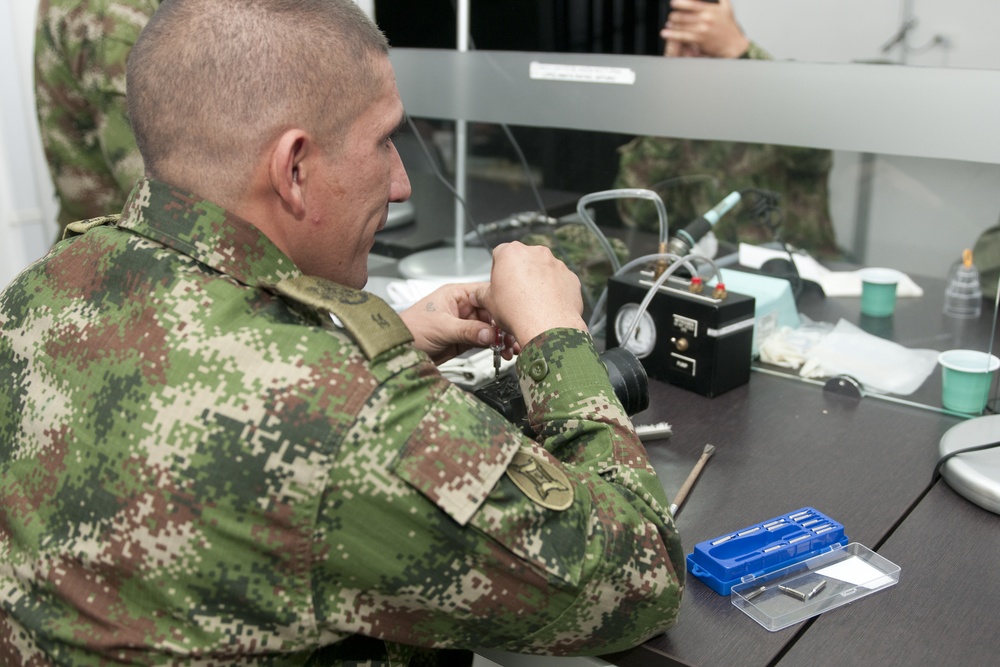 SCARNG maintenance soldiers work with the Colombian army maintenance personnel
