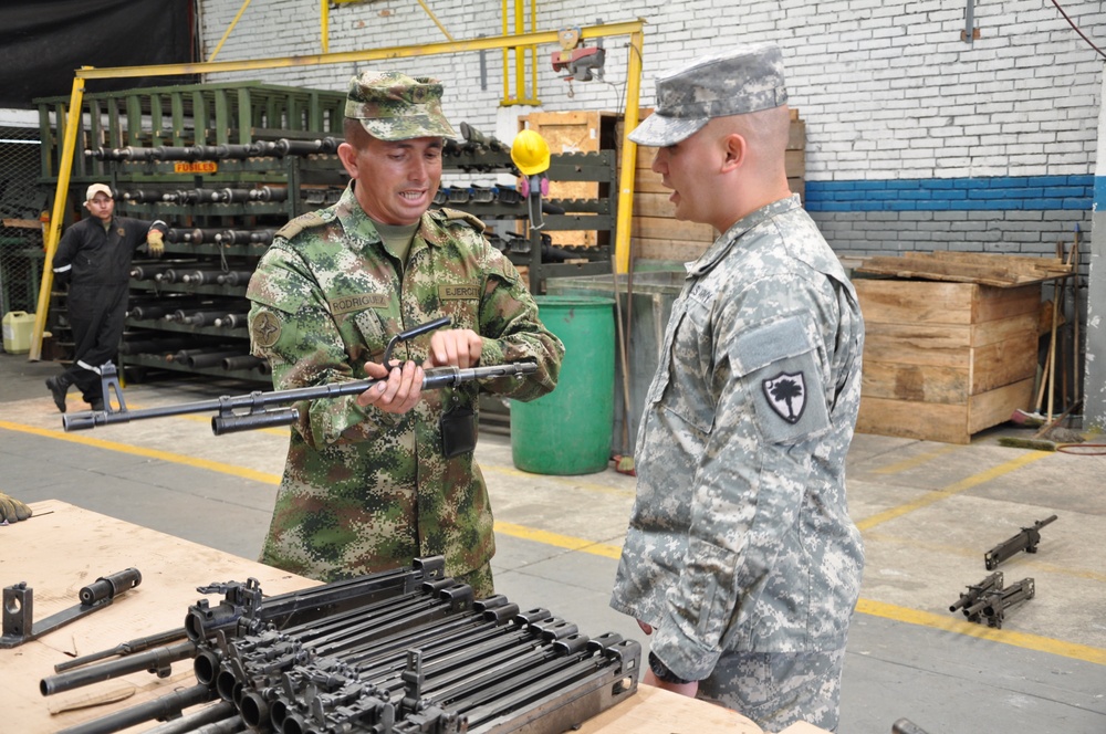 SCNG teaches Colombians about new weapons
