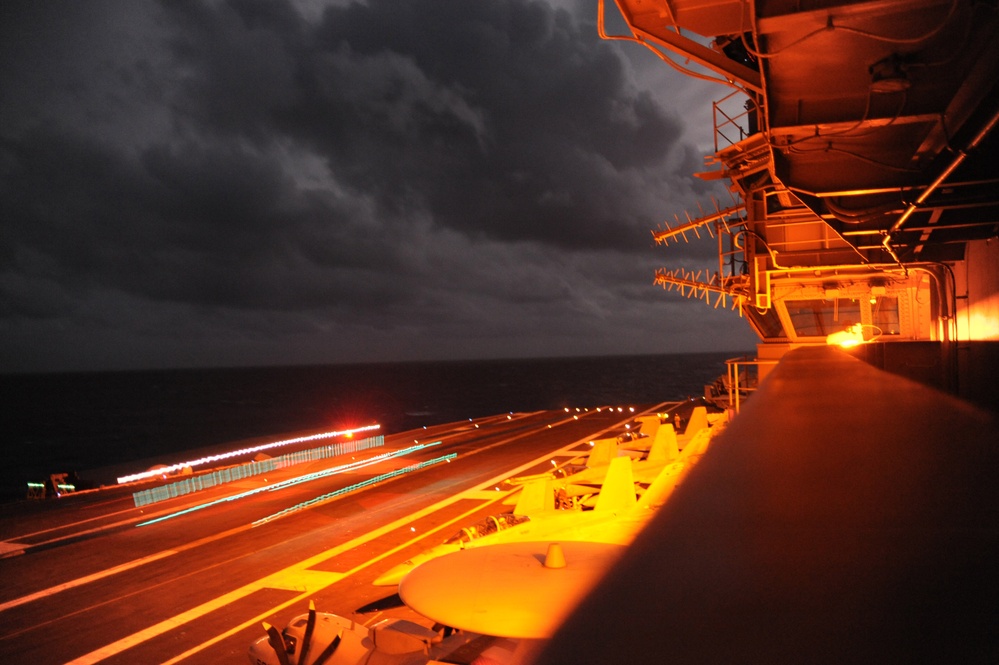 F/A-18E Super Hornet lands aboard USS George Washington