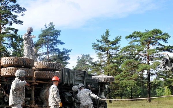 ‘First in Support’ soldiers get hands on during Wheeled Vehicle Recovery Course