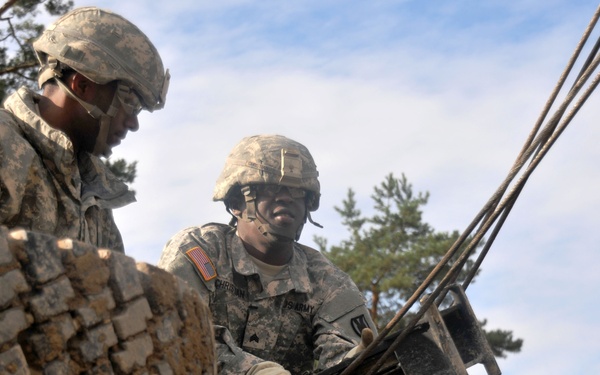 ‘First in Support’ soldiers get hands on during Wheeled Vehicle Recovery Course