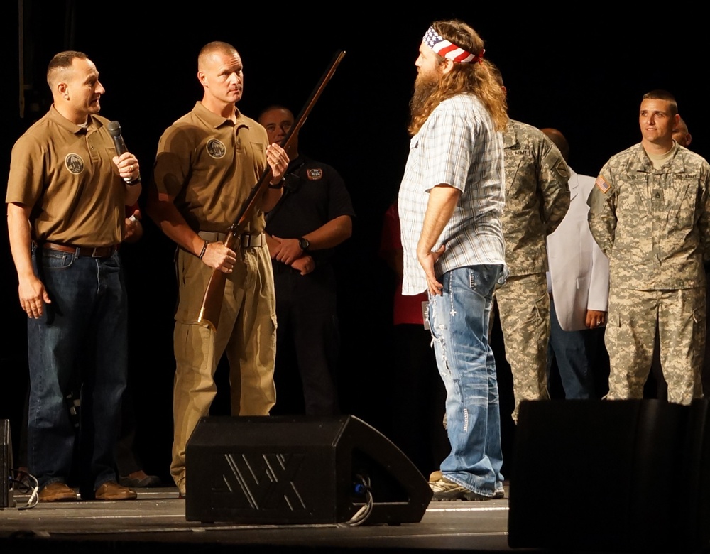 The Kentucky Wounded Hero Project awards a Kentucky Long Rifle to the Duck Commander