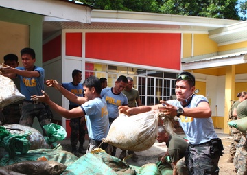 Flood cleanup grows Philippine, U.S. bond during PHIBLEX 14