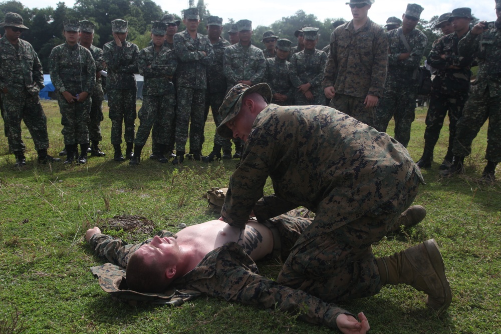 Philippines Marines, 13th MEU Marines exchange medical techniques
