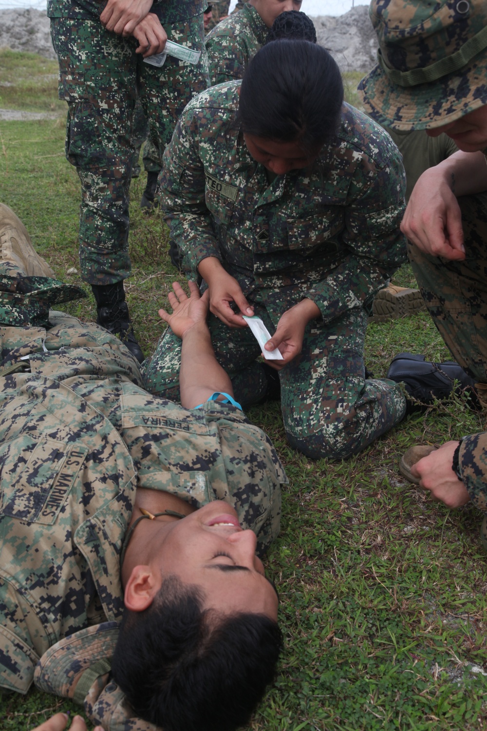 Philippines Marines, 13th MEU Marines exchange medical techniques